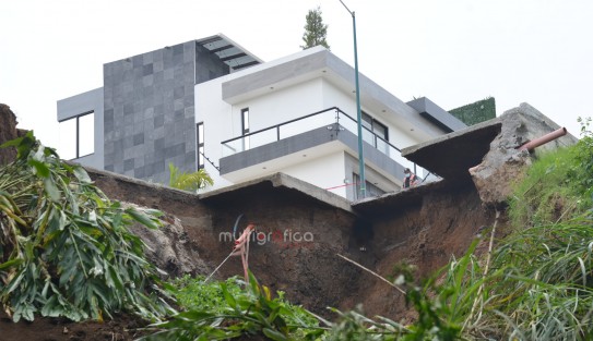 Un deslave ocurrió en la calle José Díaz del fraccionamiento Lucas Martín, afectando el concreto y dejando en riesgo una casa, misma que ya fue evacuada. 