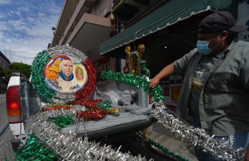 Personal del Ayuntamiento de Xalapa, con ayuda de una grúa de Seguridad Pública, ya coloca los tradicionales adornos patrios en el centro de la capital. Las autoridades han informado que debido a la pandemia no habrá ni ceremonia de El Grito, ni desfile el 16 de septiembre. 