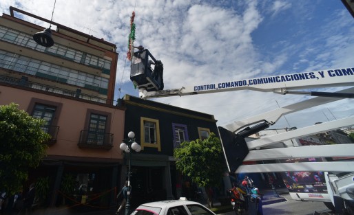 Personal del Ayuntamiento de Xalapa, con ayuda de una grúa de Seguridad Pública, ya coloca los tradicionales adornos patrios en el centro de la capital. Las autoridades han informado que debido a la pandemia no habrá ni ceremonia de El Grito, ni desfile el 16 de septiembre. 