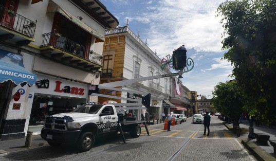 Personal del Ayuntamiento de Xalapa, con ayuda de una grúa de Seguridad Pública, ya coloca los tradicionales adornos patrios en el centro de la capital. Las autoridades han informado que debido a la pandemia no habrá ni ceremonia de El Grito, ni desfile el 16 de septiembre. 