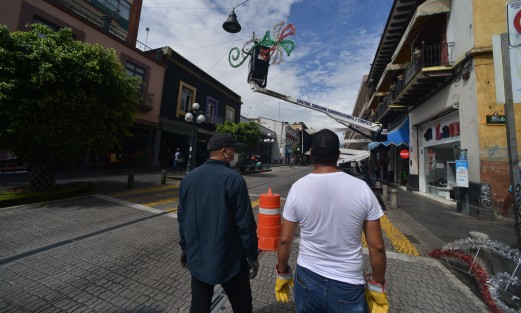 Personal del Ayuntamiento de Xalapa, con ayuda de una grúa de Seguridad Pública, ya coloca los tradicionales adornos patrios en el centro de la capital. Las autoridades han informado que debido a la pandemia no habrá ni ceremonia de El Grito, ni desfile el 16 de septiembre. 