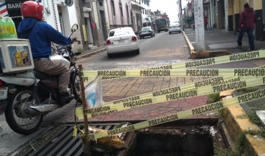 En la esquina de las calles Alfaro y Poeta Jesús Díaz, tiene un mes que se robaron la rejilla de una alcantarilla, y hasta el día de hoy las autoridades correspondientes no han resuelto el problema por lo comerciantes del lugar coloran cintas para evitar más accidentes en el sitio.