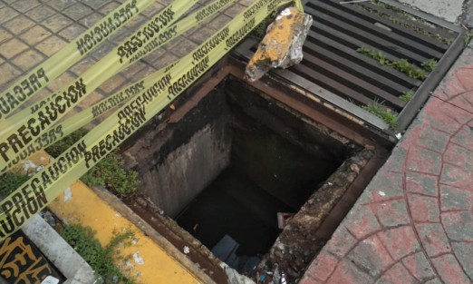 En la esquina de las calles Alfaro y Poeta Jesús Díaz, tiene un mes que se robaron la rejilla de una alcantarilla, y hasta el día de hoy las autoridades correspondientes no han resuelto el problema por lo comerciantes del lugar coloran cintas para evitar más accidentes en el sitio.