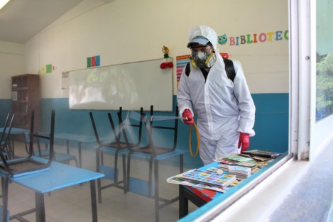 Ante la presencia de casos de Covid-19 en escuelas, el Ayuntamiento de Coatepec, inició desde el pasado viernes 3 de septiembre el <em>Operativo de Desinfección en Planteles Educativos</em>, esto con la finalidad de reducir la propagación del virus SARS COV 2 causante del coronavirus.