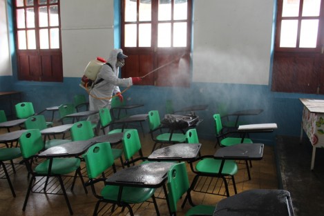 Ante la presencia de casos de Covid-19 en escuelas, el Ayuntamiento de Coatepec, inició desde el pasado viernes 3 de septiembre el <em>Operativo de Desinfección en Planteles Educativos</em>, esto con la finalidad de reducir la propagación del virus SARS COV 2 causante del coronavirus.