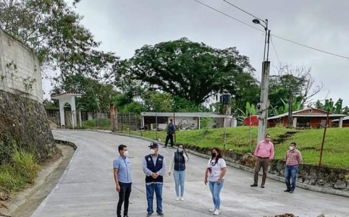 El Alcalde Mario Antonio Chama Díaz; la Secretaria del Ayuntamiento Trinidad Martínez Larios y el Director de Obras Públicas, Alberto Lucas Marín, llevaron a cabo recorrido de obra en la calle Heberto Castillo Martínez; dicha obra comprende la rehabilitación con concreto hidráulico, guarniciones y banquetas. 