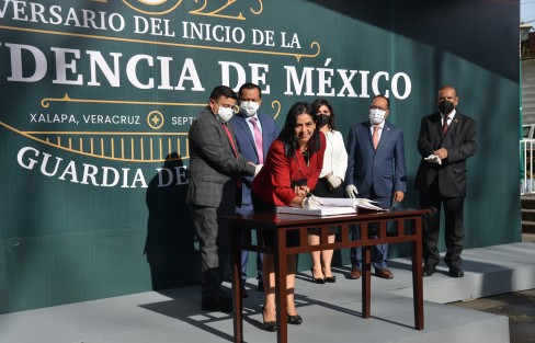 Diputados del Congreso del Estado encabezados por la presidenta de la mesa directiva Adriana Paola Capitanachi y el presidente de la Jucopo, Juan Javier Gómez Cazarín montaron Guardia de Honor ante el monumento de Miguel Hidalgo y Costilla.  