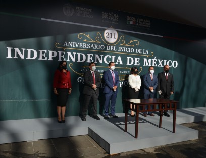 Diputados del Congreso del Estado encabezados por la presidenta de la mesa directiva Adriana Paola Capitanachi y el presidente de la Jucopo, Juan Javier Gómez Cazarín montaron Guardia de Honor ante el monumento de Miguel Hidalgo y Costilla.  