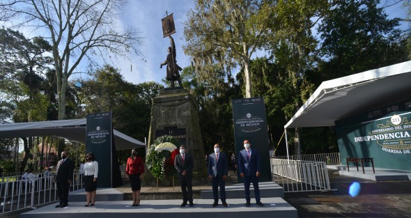Diputados del Congreso del Estado encabezados por la presidenta de la mesa directiva Adriana Paola Capitanachi y el presidente de la Jucopo, Juan Javier Gómez Cazarín montaron Guardia de Honor ante el monumento de Miguel Hidalgo y Costilla.  