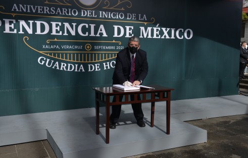 Acompañado por su equipo de trabajo, el secretario de Desarrollo Económico y Portuario, Enrique Nachón García, montó Guardia de Honor ante la efigie de Miguel Hidalgo y Costilla en Los Berros. 