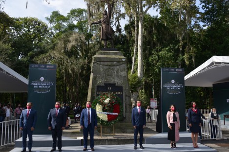 El secretario de Infraestructura y Obras Públicas (SIOP), Elio Hernández Gutiérrez y personal de la dependencia, durante la Guardia de Honor ante la figura de Miguel Hidalgo.