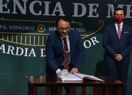 El secretario de Infraestructura y Obras Públicas (SIOP), Elio Hernández Gutiérrez y personal de la dependencia, durante la Guardia de Honor ante la figura de Miguel Hidalgo.