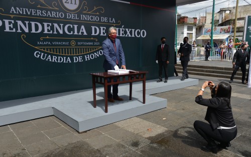 Guillermo Hernández, titular de la Secretaría de Desarrollo Social, encabezó la Guardia de Honor ante la representación de Miguel Hidalgo. Fue acompañado por su equipo de colaboradores.