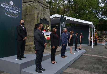Guillermo Hernández, titular de la Secretaría de Desarrollo Social, encabezó la Guardia de Honor ante la representación de Miguel Hidalgo. Fue acompañado por su equipo de colaboradores.