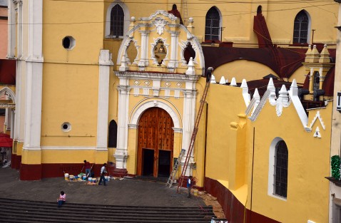 La Catedral de Xalapa está siendo pintada como es costumbre en el mes de septiembre; sin embargo este año el mantenimiento a este monumento propiedad de la nación y bajo resguardo del INAH irá a cuenta totalmente de feligreses y benefactores particulares del patrimonio histórico de Xalapa.