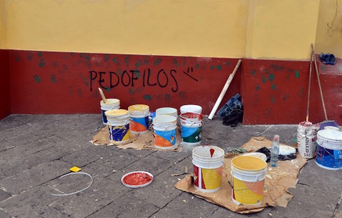 Quien guste colaborar al mantenimiento exterior de este monumento puede dirigirse a las oficinas del templo. 