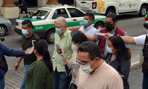 Fiel a sus costumbre de ya no detenerse para hablar con los medios de comunicación, el alcalde transitó por la calle de Enríquez sin tener la educación de pararse a hablar con los compañeros comunicadores quienes intentaron obtener alguna declaración.