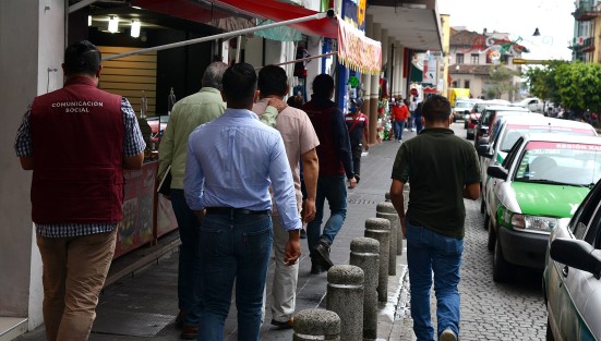 Fiel a sus costumbre de ya no detenerse para hablar con los medios de comunicación, el alcalde transitó por la calle de Enríquez sin tener la educación de pararse a hablar con los compañeros comunicadores quienes intentaron obtener alguna declaración.