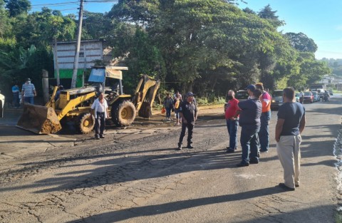 Manifestantes de las colonia Higueras, El Castillo y otras, bloquearon de la carretera Xalapa-El Castillo; exigen la reconstrucción de un puente y el amurallamiento de un canal de agua negras que debido al embate del huracán Grace, quedó destrozado.