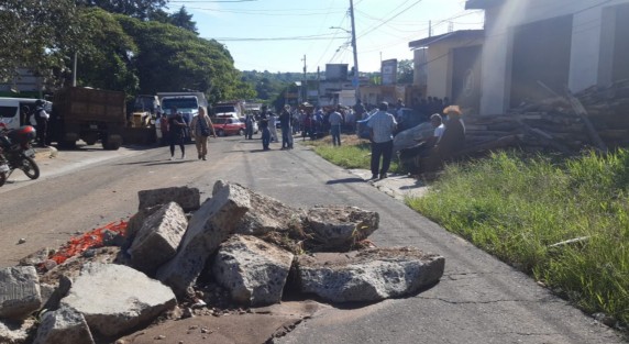 Manifestantes de las colonia Higueras, El Castillo y otras, bloquearon de la carretera Xalapa-El Castillo; exigen la reconstrucción de un puente y el amurallamiento de un canal de agua negras que debido al embate del huracán Grace, quedó destrozado.