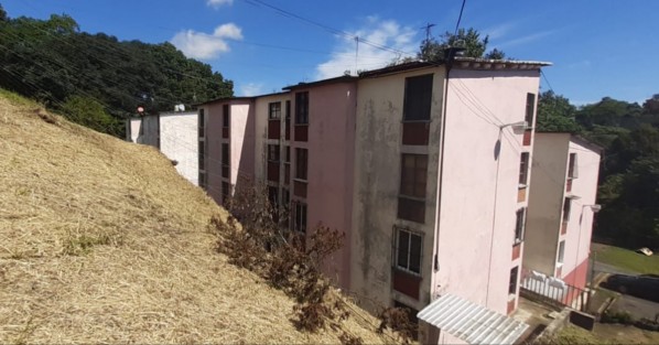 Vecinos reportaron  cuarteaduras en el techo del  Edificio C Texolo cuarto piso  en la Calle Manantiales de Techoacapan y Privada de Manantiales de Techoacapan de Nuevo Xalapa, por lo que  acudió y personal  de protección civil para valorar dichos daños.