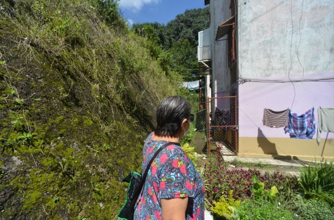 Aunado a esto, los habitantes del lugar piden un muro de contención ya que cuentan que con las lluvias de los últimos días  sale mucho líquido del muro de lodo  de la parte trasera. 