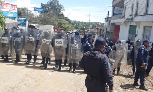 La SSP asegura que el operativo de desalojo de la carretera Xalapa- El Castillo, en la capital del estado, y liberación vehicular se realizó en cumplimiento estricto de la ley y tuvo saldo blanco, sin daños a terceros; asimismo fueron detenidas dos personas por alterar el orden público.