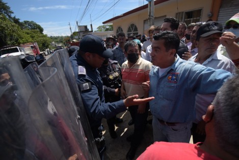 Elementos de la SSP acudieron a solicitar a los manifestantes el desbloqueo de la carretera Xalapa-El Castillo, sin embargo, ante la negativa,  procedieron a realizarlo con el uso de la fuerza.