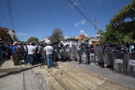 Elementos de la SSP acudieron a solicitar a los manifestantes el desbloqueo de la carretera Xalapa-El Castillo, sin embargo, ante la negativa,  procedieron a realizarlo con el uso de la fuerza.