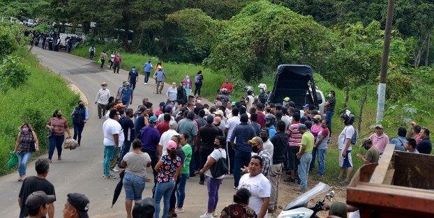 Momentos de tensión se volvieron a vivir por la tarde sobre la carretera Xalapa-El Castillo, luego de que un centenar de policías se presentaron ante el supuesto cierre de válvulas de agua por parte de los habitantes del lugar. 