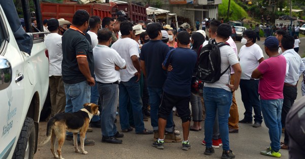 Momentos de tensión se volvieron a vivir por la tarde sobre la carretera Xalapa-El Castillo, luego de que un centenar de policías se presentaron ante el supuesto cierre de válvulas de agua por parte de los habitantes del lugar. 