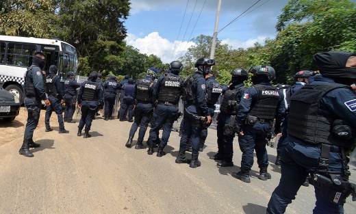 Momentos de tensión se volvieron a vivir por la tarde sobre la carretera Xalapa-El Castillo, luego de que un centenar de policías se presentaron ante el supuesto cierre de válvulas de agua por parte de los habitantes del lugar. 