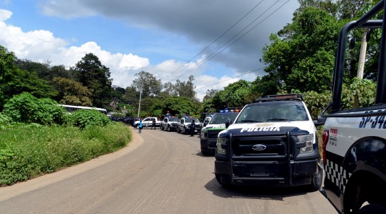 Momentos de tensión se volvieron a vivir por la tarde sobre la carretera Xalapa-El Castillo, luego de que un centenar de policías se presentaron ante el supuesto cierre de válvulas de agua por parte de los habitantes del lugar. 