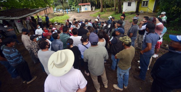Los manifestantes protestan por la detención de sus tres compañeros compañeros, además por los golpes propinados durante la manifestación pacifica para exigir la rehabilitación del puente que comunica a varias comunidades de la zona de Actopan.