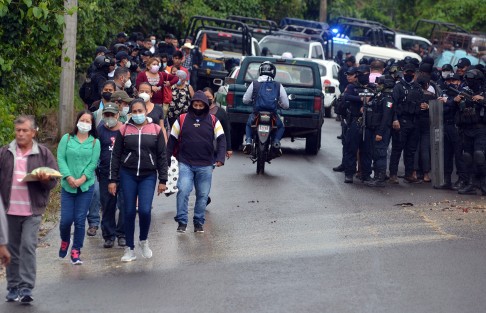 Los manifestantes protestan por la detención de sus tres compañeros compañeros, además por los golpes propinados durante la manifestación pacifica para exigir la rehabilitación del puente que comunica a varias comunidades de la zona de Actopan.