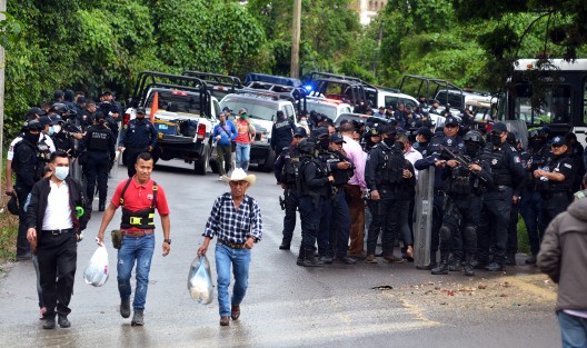 Los manifestantes protestan por la detención de sus tres compañeros compañeros, además por los golpes propinados durante la manifestación pacifica para exigir la rehabilitación del puente que comunica a varias comunidades de la zona de Actopan.