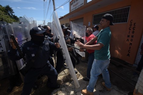 Elementos de la SSP acudieron a solicitar a los manifestantes el desbloqueo de la carretera Xalapa-El Castillo, sin embargo, ante la negativa, procedieron a realizarlo con el uso de la fuerza.