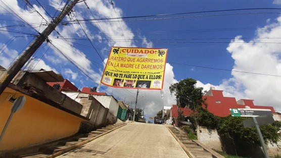 Vecinos de la colonia FREDEPO colocaron lonas de advertencia contra potenciales delincuentes, debido a  que aseguran que los robos se han incrementado en la zona. 