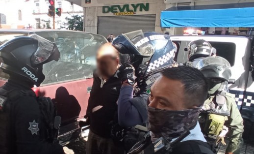 Conductor que presuntamente amenazó con un arma a elementos de Tránsito del Estado en la zona centro de la Capital, fue detenido sobre la calle Enríquez por oficiales de la Policía Estatal y Municipal.