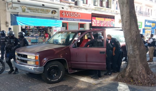 Conductor que presuntamente amenazó con un arma a elementos de Tránsito del Estado en la zona centro de la Capital, fue detenido sobre la calle Enríquez por oficiales de la Policía Estatal y Municipal.