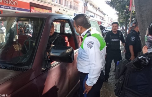 Conductor que presuntamente amenazó con un arma a elementos de Tránsito del Estado en la zona centro de la Capital, fue detenido sobre la calle Enríquez por oficiales de la Policía Estatal y Municipal.