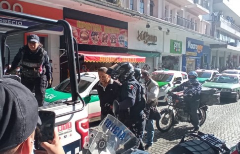 Conductor que presuntamente amenazó con un arma a elementos de Tránsito del Estado en la zona centro de la Capital, fue detenido sobre la calle Enríquez por oficiales de la Policía Estatal y Municipal.