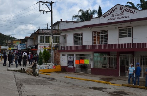 Habitantes de El Castillo se congregaron en el Salón Ejidal para exigir a las autoridades la liberación de sus paisanos detenidos durante el bloqueo que realizaron hace dos días de la carretera Xalapa - El Castillo, exigiendo la reconstrucción de  un puente. 
