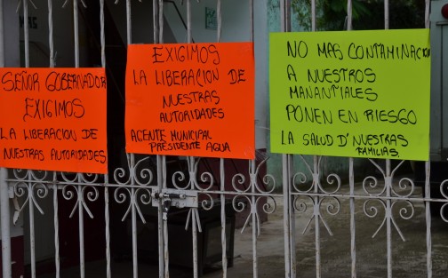 Habitantes de El Castillo se congregaron en el Salón Ejidal para exigir a las autoridades la liberación de sus paisanos detenidos durante el bloqueo que realizaron hace dos días de la carretera Xalapa - El Castillo, exigiendo la reconstrucción de  un puente. 