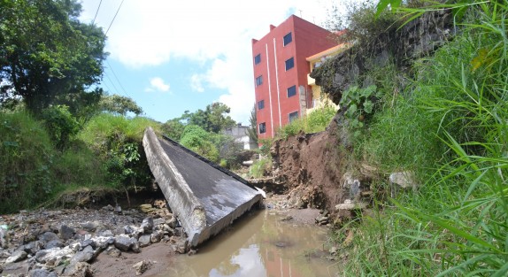 Este es el puente que habitantes de El Castillo exigen se repare. Las autoridades han declarado que las obras iniciarían en octubre. 