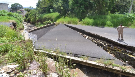 Este es el puente que habitantes de El Castillo exigen se repare. Las autoridades han declarado que las obras iniciarían en octubre. 