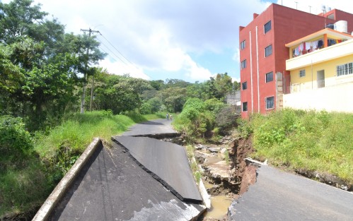 Este es el puente que habitantes de El Castillo exigen se repare. Las autoridades han declarado que las obras iniciarían en octubre. 