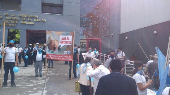 Grupos anti aborto realizan este lunes plantones en diversos puntos del estado de Veracruz y la República en contra de la resolución de la Suprema Corte de Justicia de declarar inconstitucional la penalización del aborto.  En  Xalapa, el mismo se efectúa frente a la Casa de la Cultura Jurídica.  