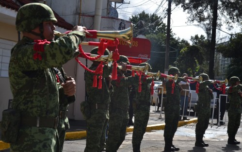 El gobernador, Cuitláhuac García, acompañado de mandos militares, rindió homenaje a Los Niños Héroes en el 174 Aniversario de su Gesta Heroica. Asistieron los titulares del Poder Judicial y Legislativo, así como el Alcalde de la Capital.