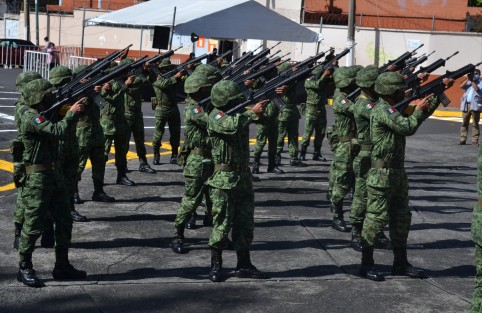 El gobernador, Cuitláhuac García, acompañado de mandos militares, rindió homenaje a Los Niños Héroes en el 174 Aniversario de su Gesta Heroica. Asistieron los titulares del Poder Judicial y Legislativo, así como el Alcalde de la Capital.